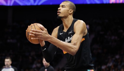 bwin官网-手感滚烫！文班上半场飚中5记三分 多于独行侠全队4记三分